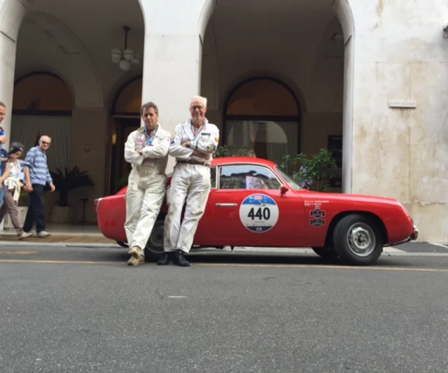 Carl Gustav Magnusson e Kevin Regan in tuta da gara accanto alla loro Abarth Zagato Fiat 750 del 1957, numero di gara 440, alla Mille Miglia 2016