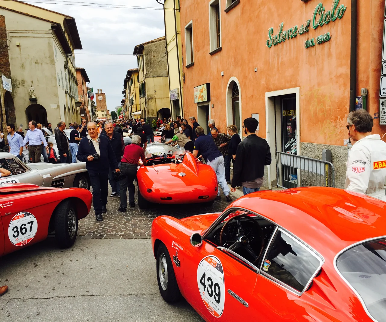 Auto da corsa d'epoca che riempiono una strada italiana alla Mille Miglia 2016, tra cui una Ferrari 250 GT Coup&eacute; Boano e una Moretti 750 Sport